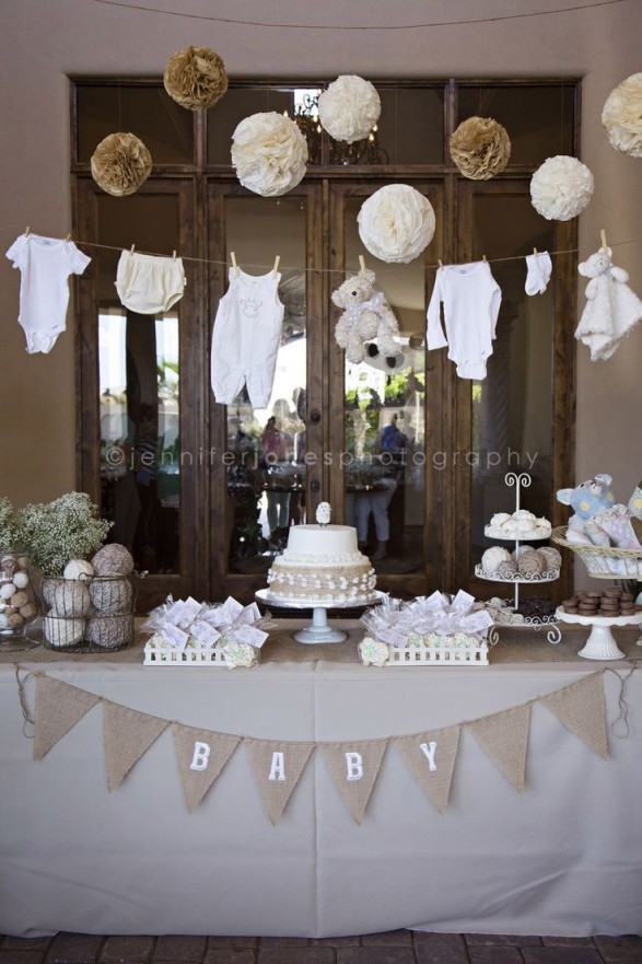 Decora el evento con ropita de bebé