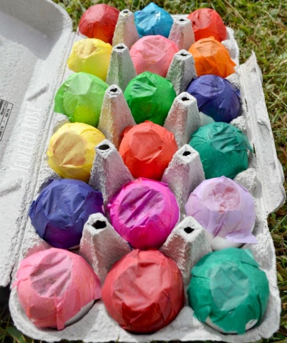Cáscaras de huevo llenas y selladas con papel