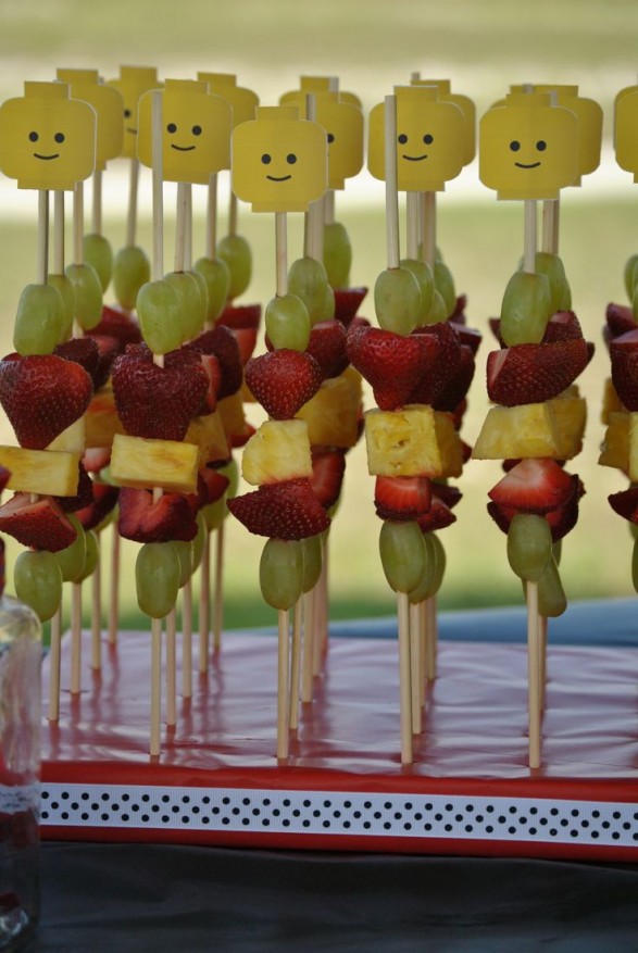 Brochette de frutas decorada Lego Party