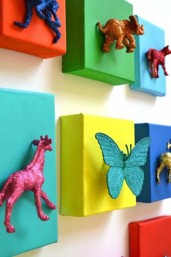 Formas forradas en colores y animales plásticos pegados y pintados