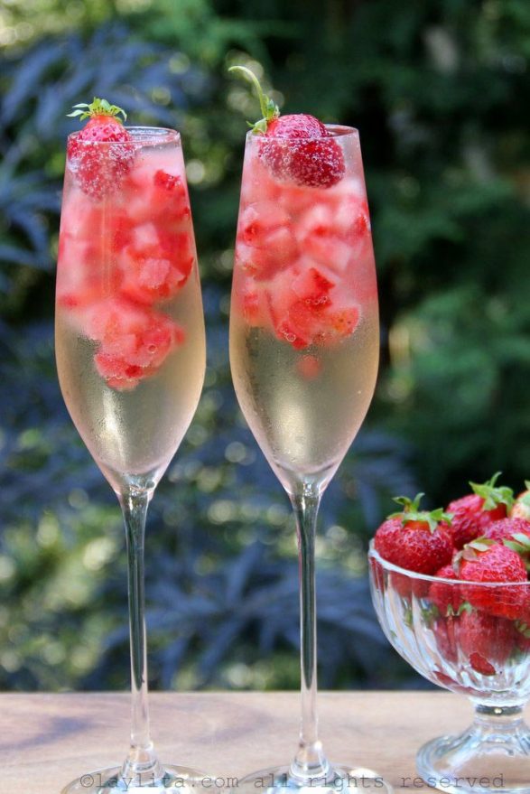 Delicosos cubos de hielo de frutilla y champagne