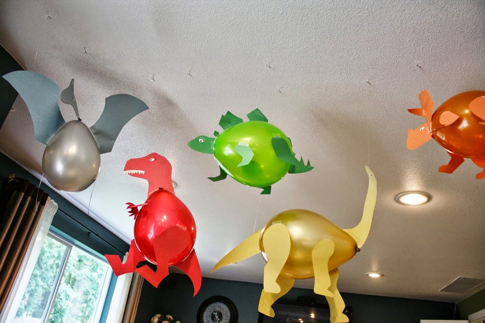 Dinosaurios con globos