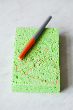 Recortar la esponja en forma de sandía 