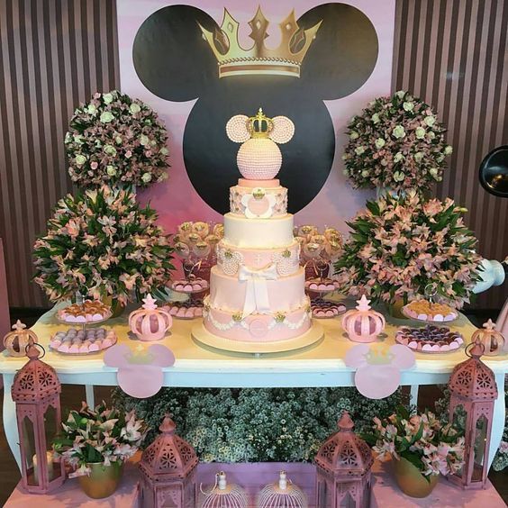 Majestuosas tortas de Minnie rosa y dorado