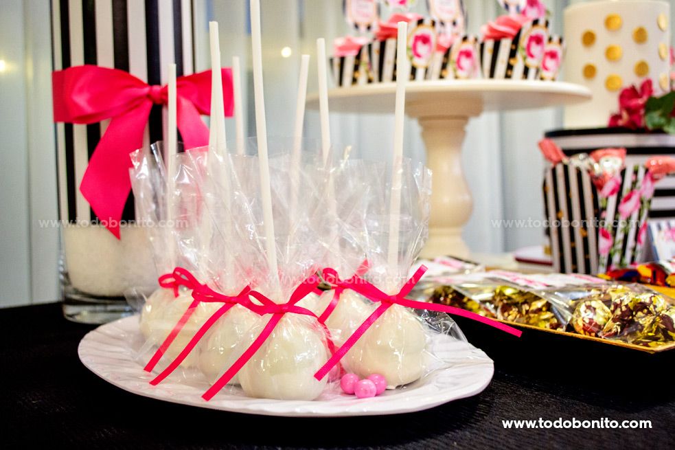 Mesa dulce cakepops 40 años por Todo Bonito