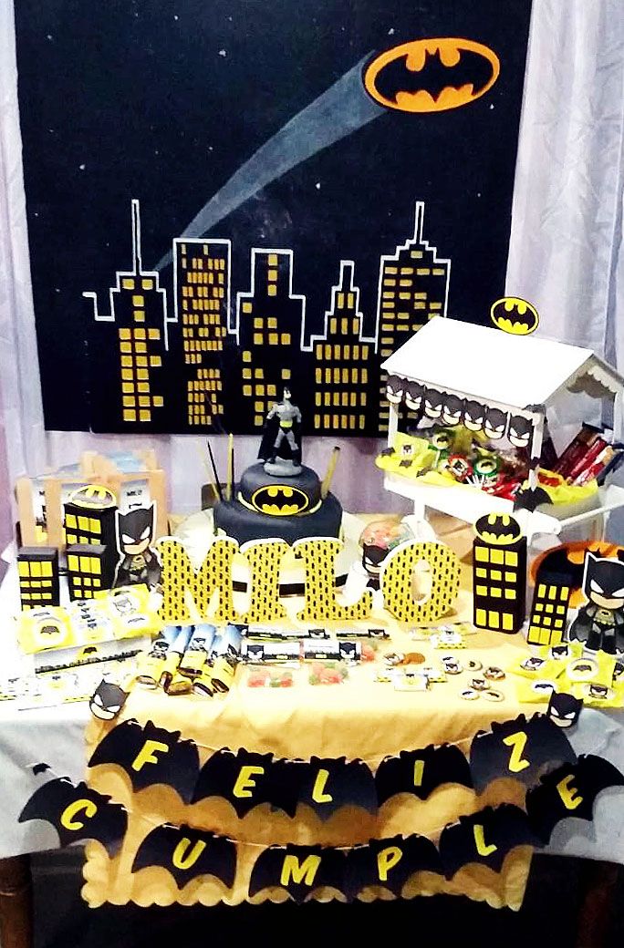 Mesa dulce decorada con el kit imprimible de Batman de Todo Bonito