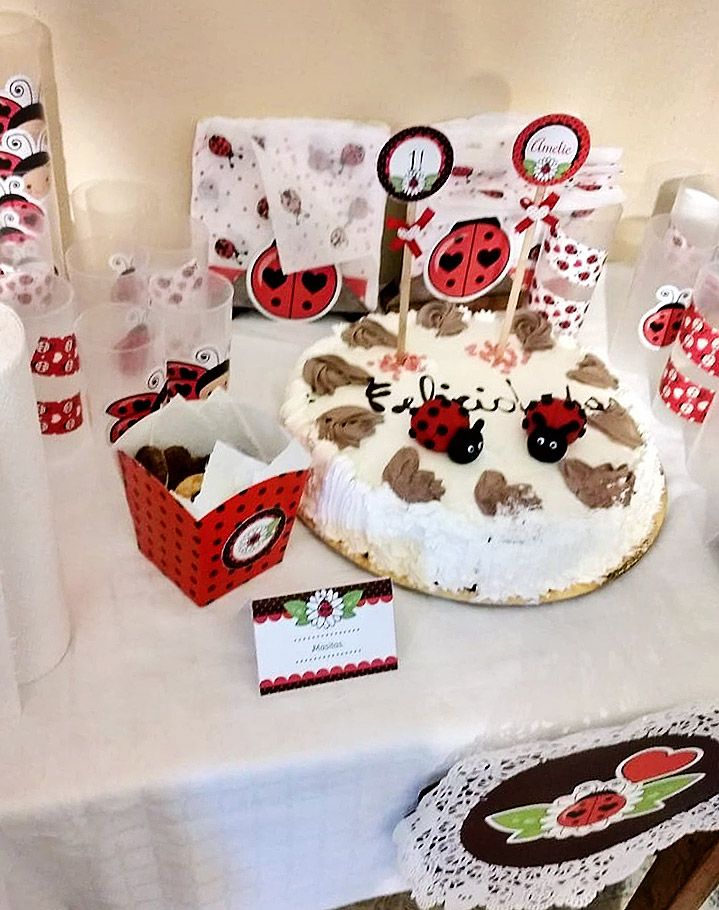 Decoración mesa dulce con imprimibles de vaquitas de san Antonio