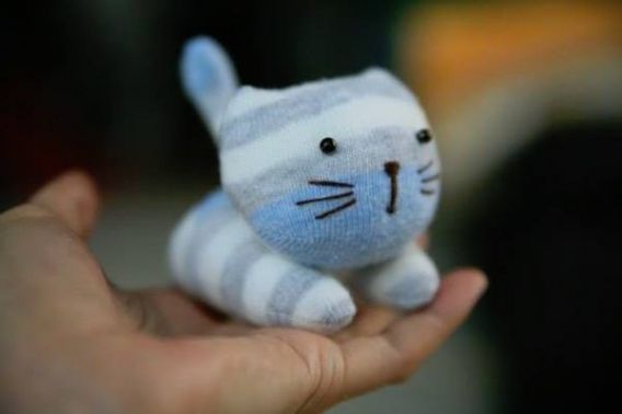 Muñeco gatito hecho con medias 