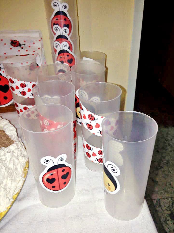 Decoración en vasos con imprimibles de vaquitas de san Antonio