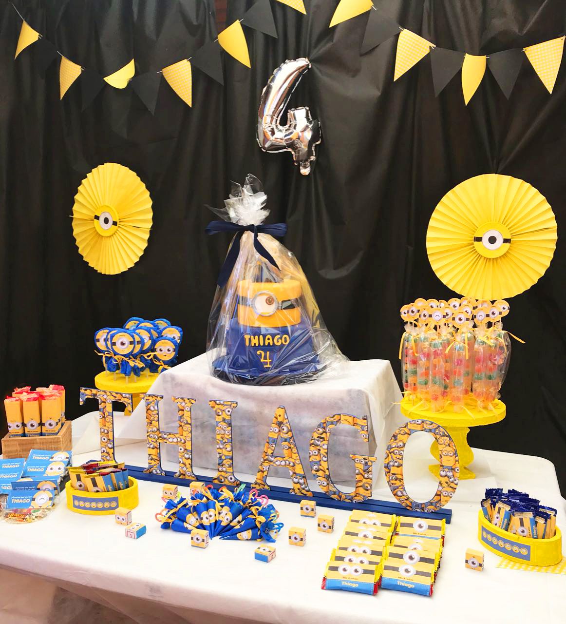 Decoraciones en mesa principal con temática Minions de Todo Bonito