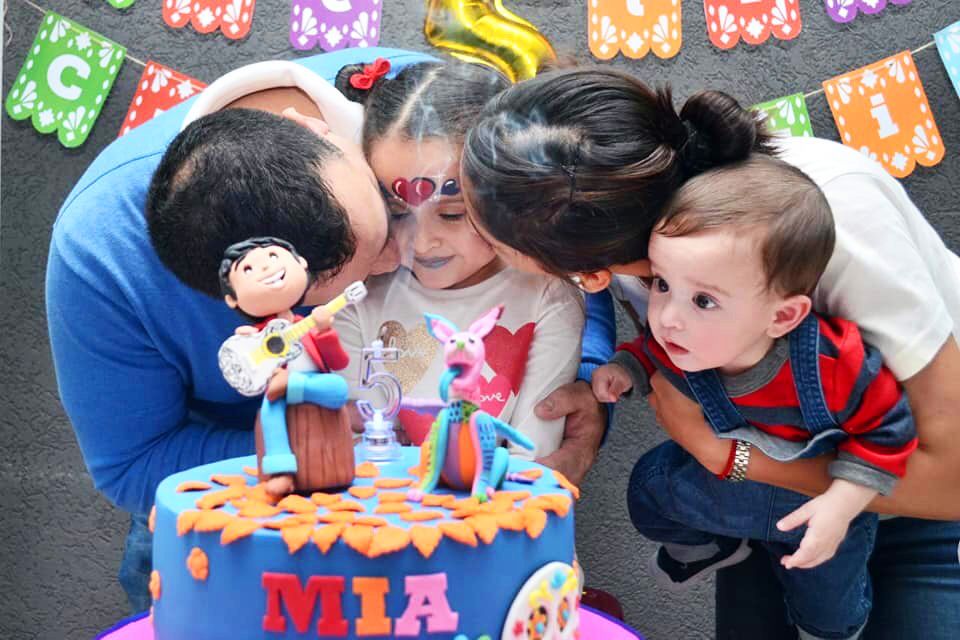 Momento de velitas festejando con la temática Coco