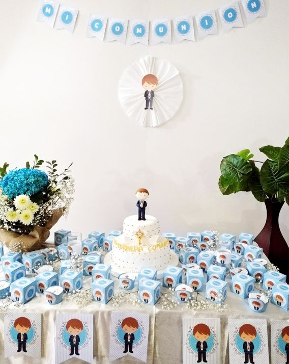 Torta rodeada de cajitas imprimibles de comunion para niños Modelo Federico