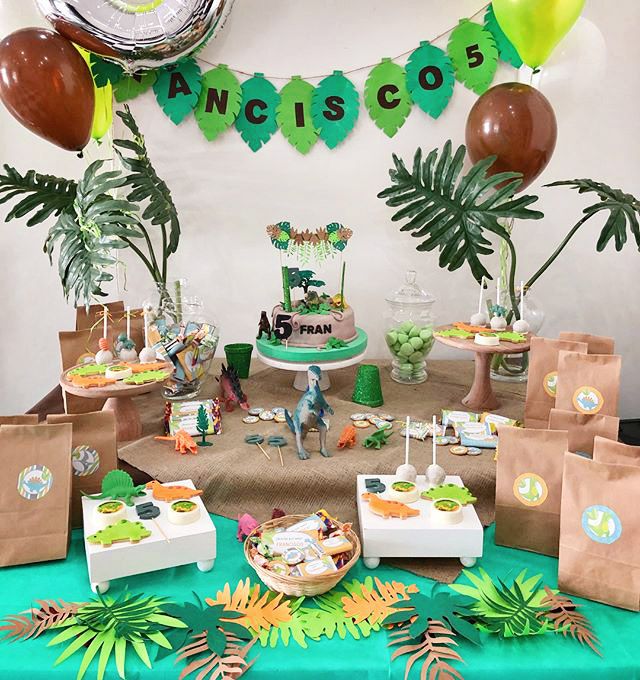 Mesa dulce cumpleaños de dinosaurios 