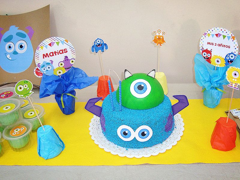 Torta y decoraciones para cumpleaños con Tematica Monstruitos de Todo Bonito