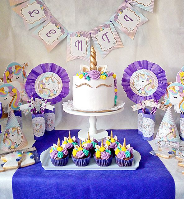 Torta y cupcakes en mesa principal decorada imprimibles unicornios