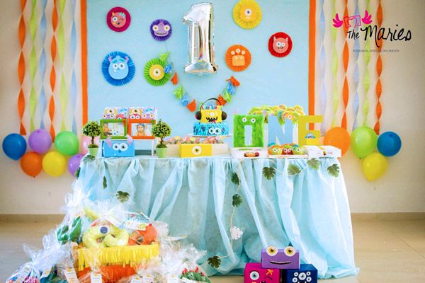 Mesa con decoraciones de monstruitos de Todo Bonito