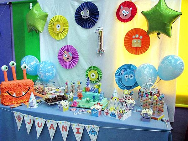 Mesa con decoraciones imprimibles de monstruitos para cumpleaños