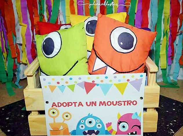 Almohadoncitos de monstruos con decoraciones de Todo Bonito