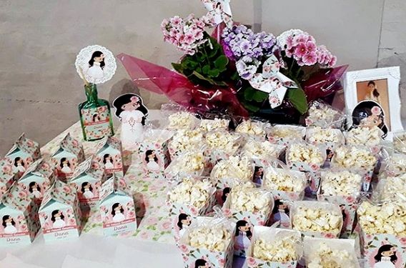 Mesa decorada con Kit imprimible de Primera Comunión para niñas