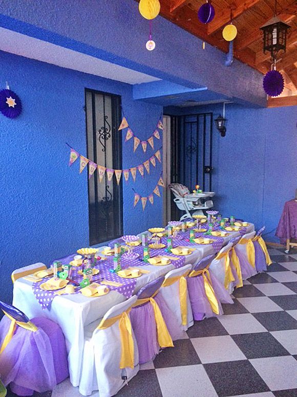 Mesa de invitados decorada con temática Rapunzel