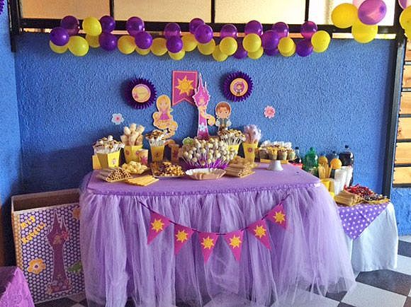 Mesa principal decorada con kit Rapunzel Todo Bonito