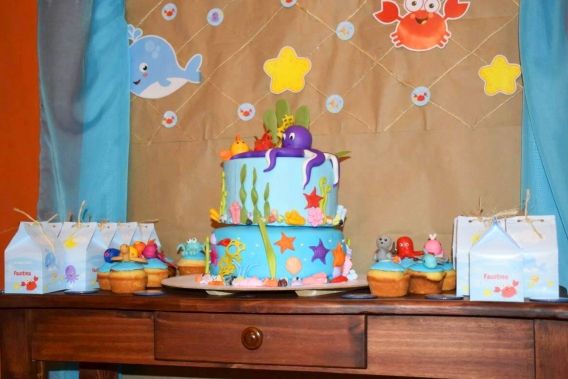 Mesa dulce con decoraciones del kit imprimible animalitos de mar de Todo Bonito