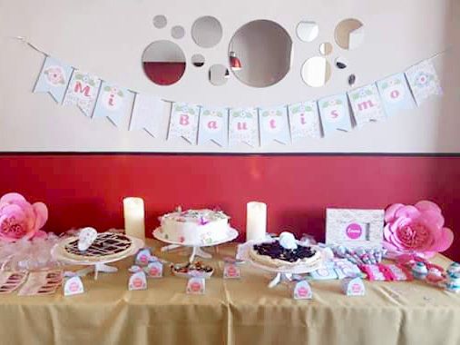 Mesa principal con decoraciones imprimibles de flores y mariposas by Todo Bonito