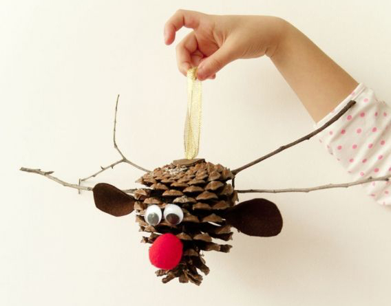 Decoración navideña con piñas de pino