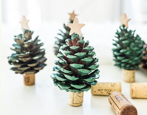 Decoración navideña con piñas de pino