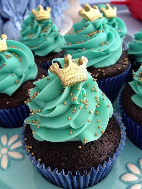 Cupcakes decorados con temática de Coronas para niños