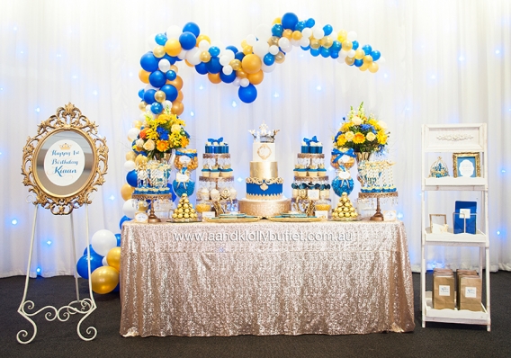 Decoración de nene con coronas celeste 