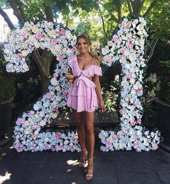 Número con flores de papel de seda o artificiales