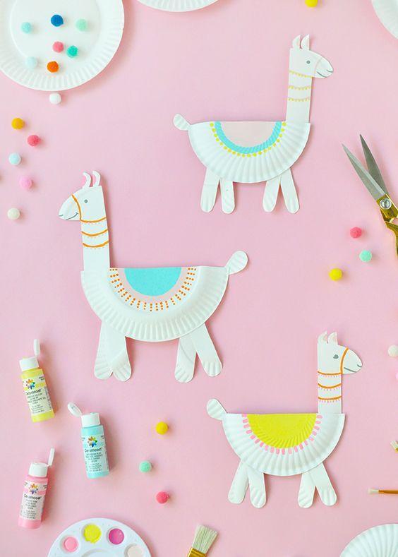 Llamas con platos de cartón Llamas con platos de cartón
