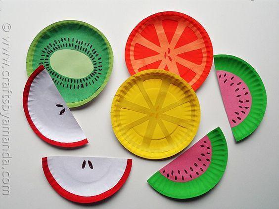 Frutas con platos de cartón Frutas con platos de cartón