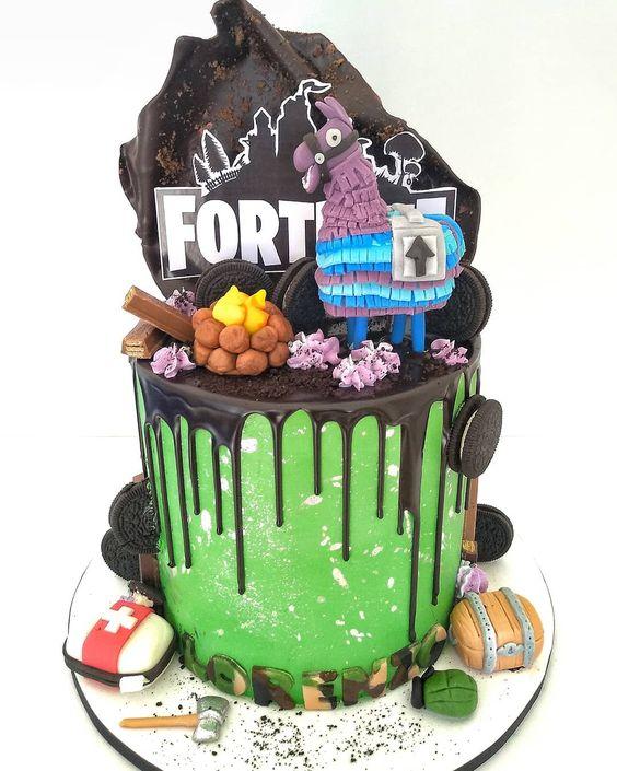 Torta de Fortnite con la llama y accesorios