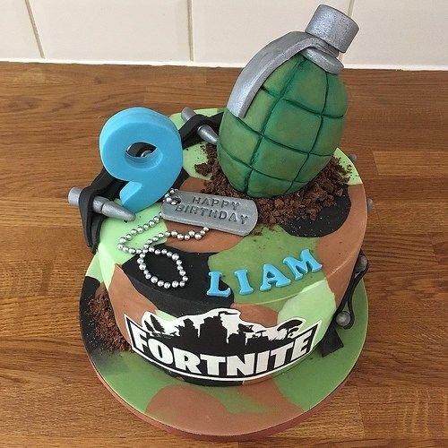 Torta de cumpleaños de Fortnite con granada y chapa identificadora
