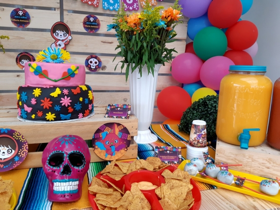 Mesa y torta decoradas con imprimibles de la temática Coco por Todo Bonito