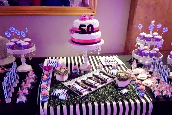 Ideas mesa dulce fiesta de 50 años con flores y rayas