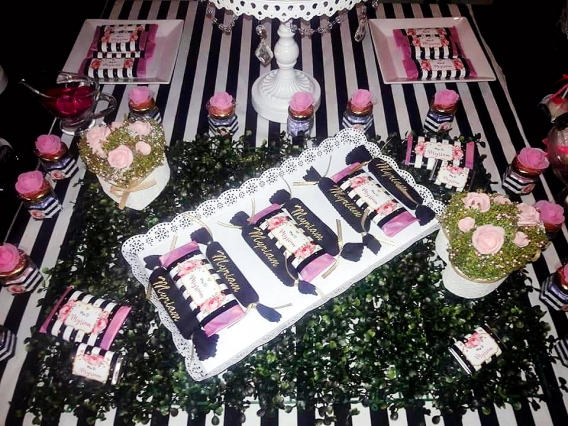 Ideas mesa dulce fiesta de 50 años con flores y rayas