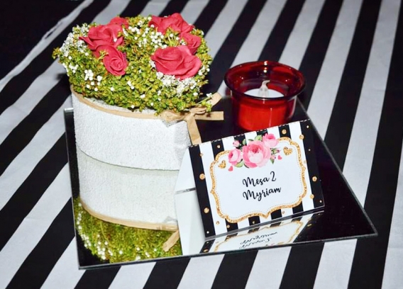 Fiesta 50 años con flores y rayas