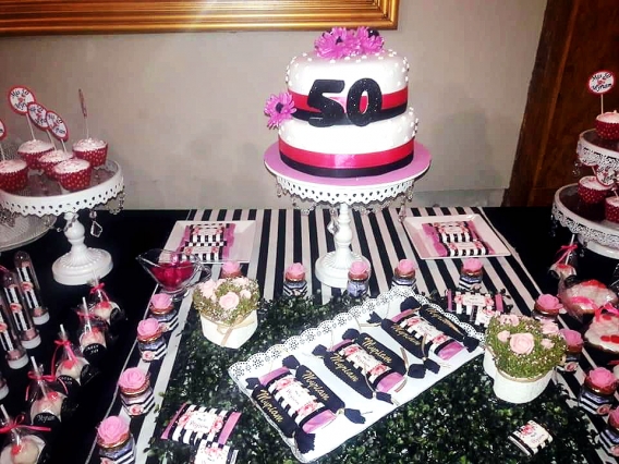 Torta 50 años con flores y rayas