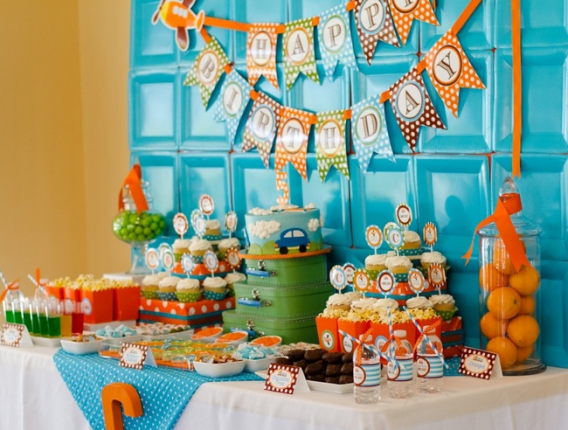 Fondos con platos celeste y naranja