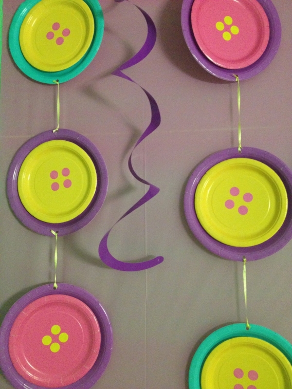 Guirnalda con platos de cartón 