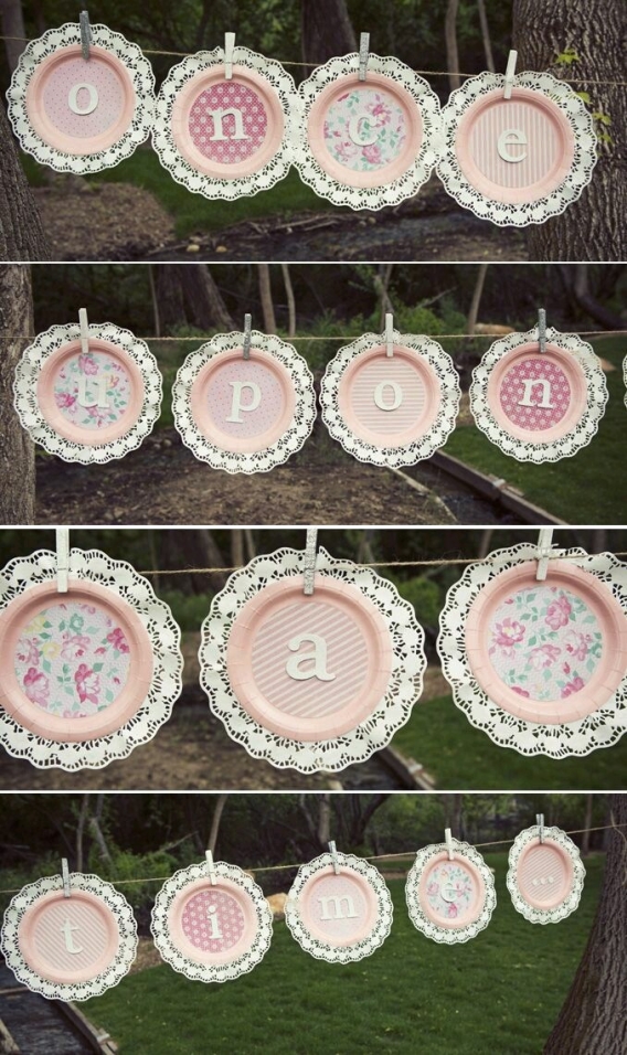 Delicada guirnalda con platos de cartón