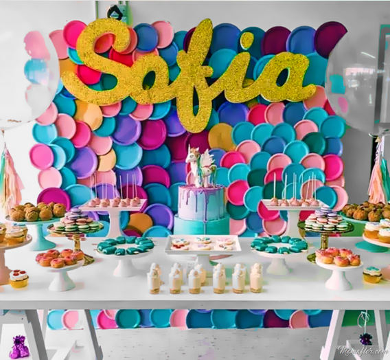 Fondo de cumpleaños con platos de cartón en colores