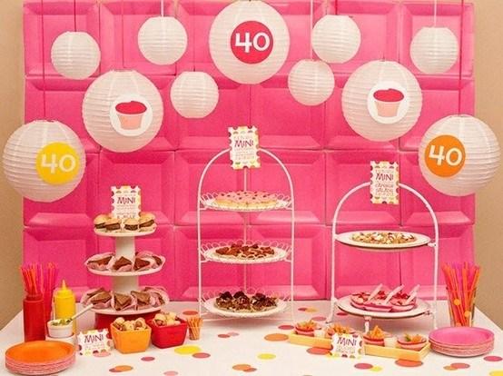 Fondo con platos rosados para mujeres 