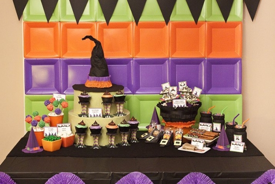 Fiesta de brujas con platos de cartón 