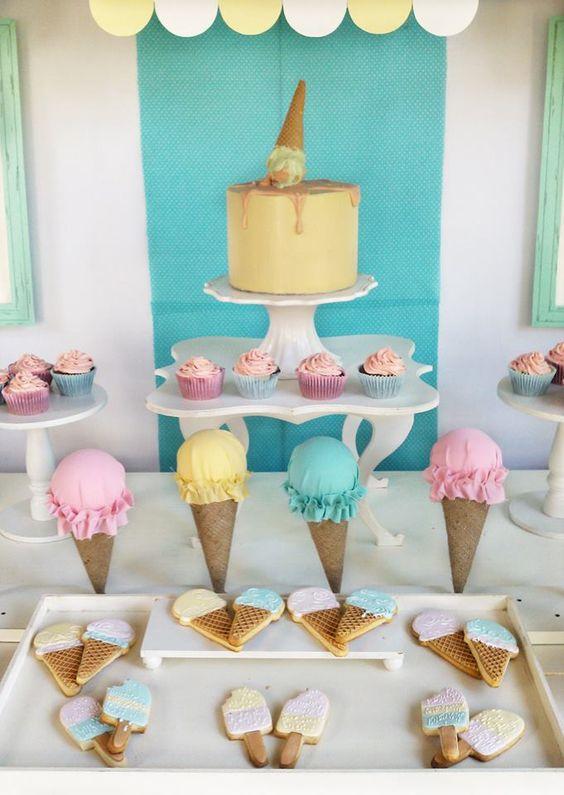 Mesa dulce con temática de helados 