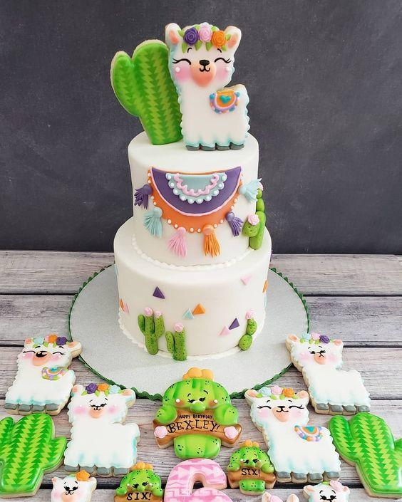 Torta y galletas decorada con temática de llamas