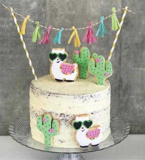 Pequeña torta decorada con llamas